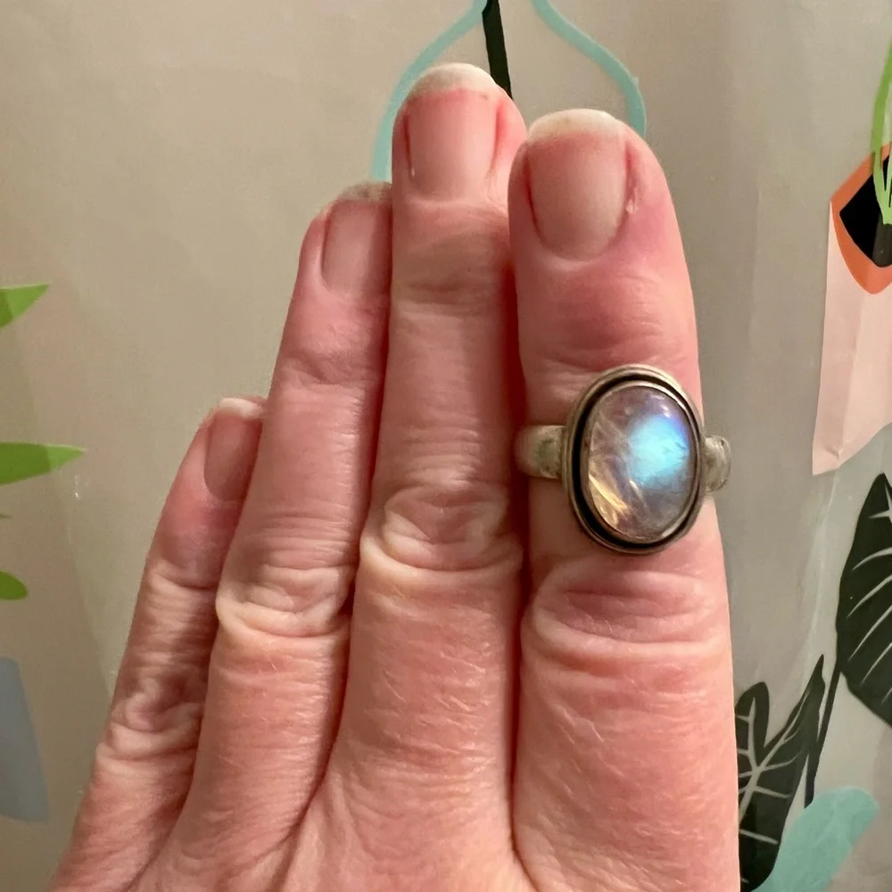 Elegant Silver Moonstone Ring - Picture 3 of 5
